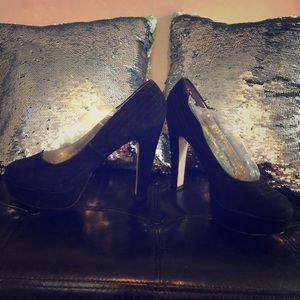 Woman’s size 11 heels